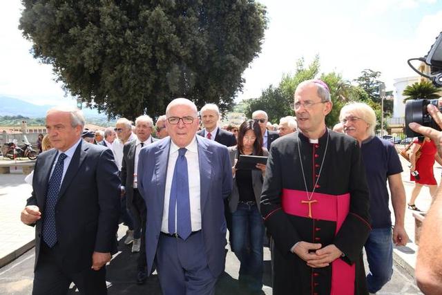 il presidente Oliverio con il vescovo Nolè ed il dg Gentile