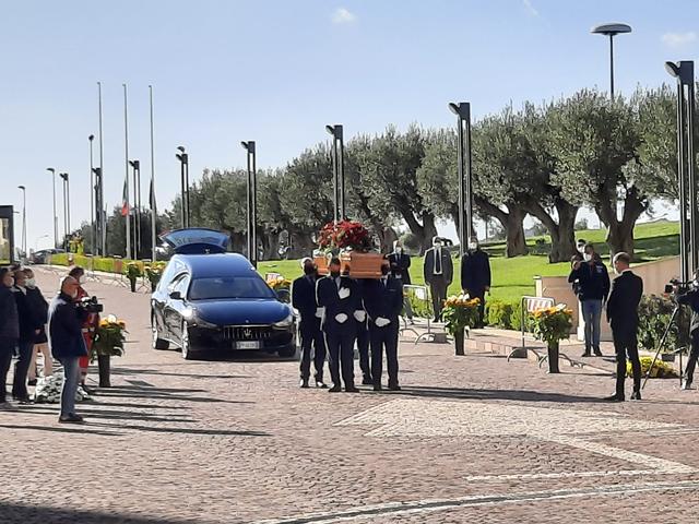 l'arrivo del feretro