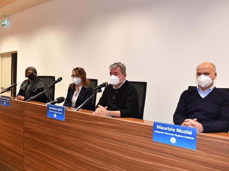 Il tavolo della conferenza stampa sul bando Borghi