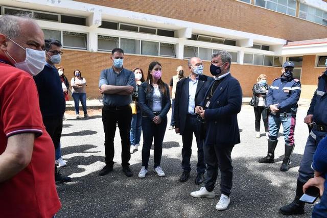 Il presidente Spirlì al centro vaccinale di Paola