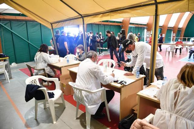 Il presidente Spirlì al centro vaccinale di Paola