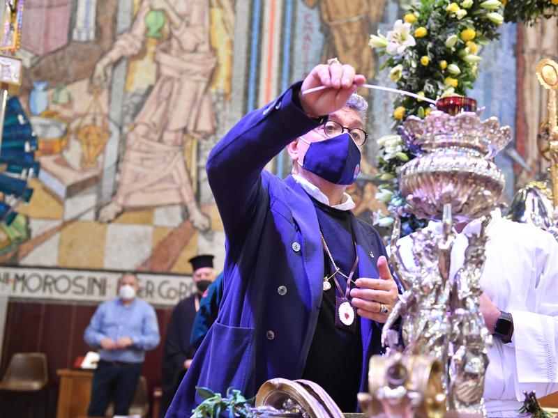 Il presidente Spirlì accende la lampada votiva