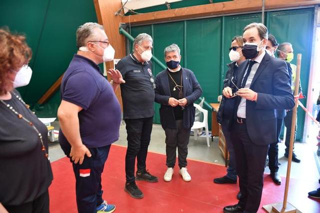 Il presidente Spirlì in visita al punto vaccinale di Paola