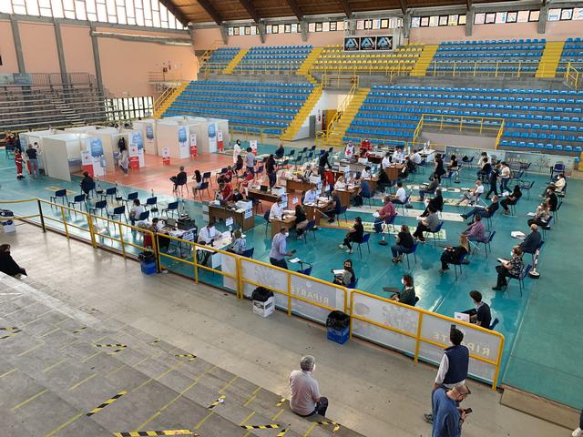 Il presidente Spirlì in visita all'hub vaccinale del PalaBrillia di Corigliano