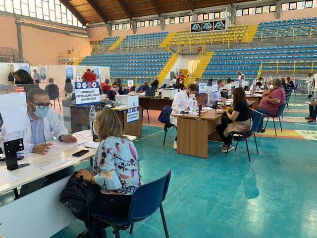 Il presidente Spirlì in visita all'hub vaccinale del PalaBrillia di Corigliano